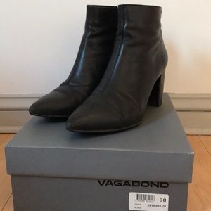 Vagabond Saida in Black